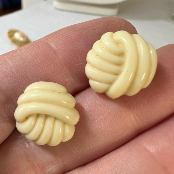 Four pair of beige and gold vibe earrings - Picture 5 of 6